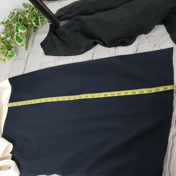 Maggie London NWT 10 Cream&Navy Dropped Shoulder Notched Neckline Classy! - Picture 13 of 16